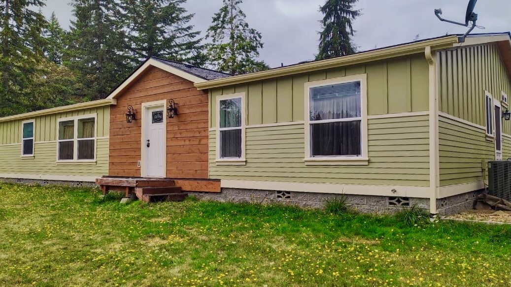 Dry rot and exterior trim repair on a Seattle-area home (photo 6 of 50)